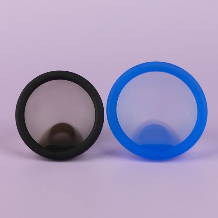  Bohokiwi Midnight Black and Ocean Blue menstrual discs showing the basin and removal ring and clear picture of regular and small sizes